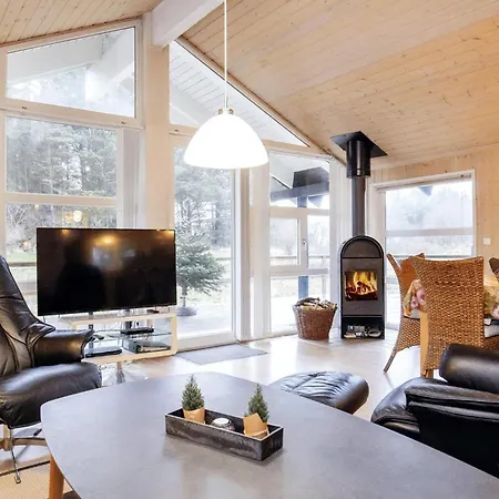 Holiday home Three-bedroom In 81 *